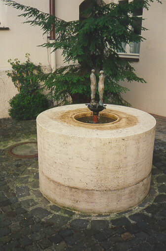 Foto vom Brunnen der Fachakademie für Hauswirtschaft