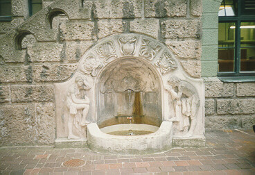 Foto vom Brunnen im Innenhof der Grottenaupost