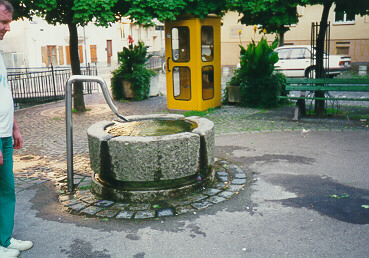 Foto vom Brunnen vor dem Holbeinhaus