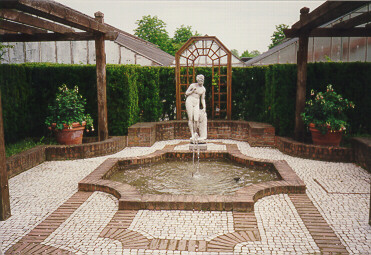 Foto vom Brunnen im Paradiesgarten des Botanischen Garten