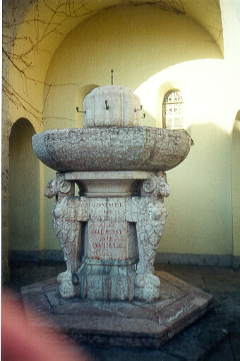Foto vom Brunnen im Synagogenhof
