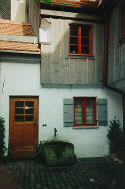 Foto vom Brunnen im Wohnhof des Zinshauses