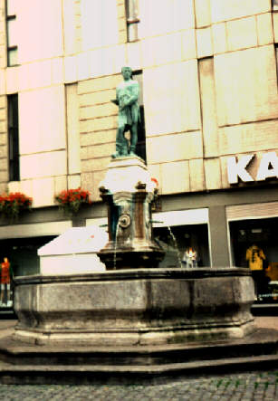 Foto vom Goldschmiedebrunnen auf dem Martin-Luther-Platz