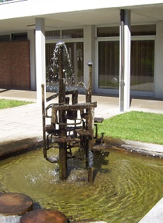 Foto vom Brunnen im Innenhof vom Anna-Hintermayr-Stift in Augsburg
