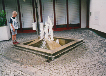 Foto vom Kolpingsbrunnen in der Jesuitengasse