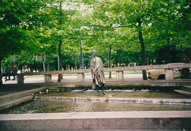 Foto vom Manzubrunnen auf dem Königsplatz