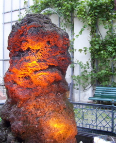 Foto vom Tuffsteinbrunnen im Handwerkerhof bei Nacht