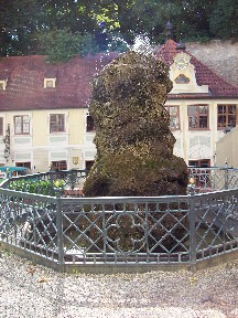 Foto vom Tuffsteinbrunnen im Handwerkerhof