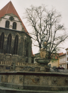 Foto vom Brunnen vor der Bachkirche in Arntadt