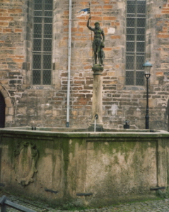 Foto vom Brunnen vor der Oberkirche in Arntadt