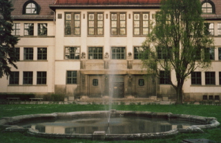 Foto vom Brunnen vor dem Neudeck-Gymnasium in Arnstadt