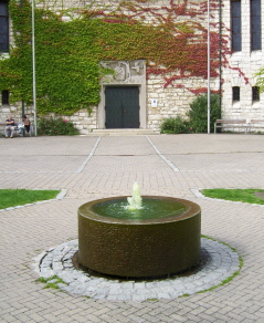 Foto vom Brunnen vor der Dreieinigkeitskirche in Bad Staffelstein