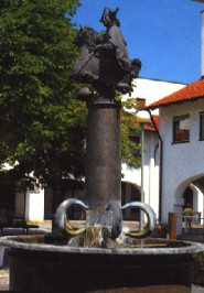 Foto vom Brunnen auf dem Neuen Markt in Bad Birnbach