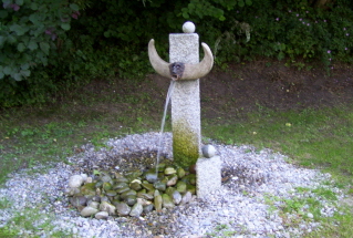 Foto vom Minotaurus-Brunnen in einem Privatgarten in Bachern