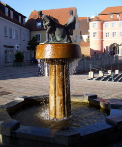 Foto vom plätschernden Fischerbrunnen in Donauwörth