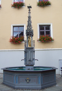 Foto vom plätschernden Marienbrunnen in Donauwörth