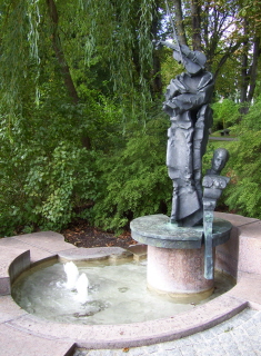 Foto vom plätschernden Zaubergeigenbrunnen in Donauwörth