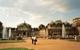 Foto der Springbrunnen im Schlosshof des Zwingers