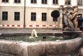 Foto vom plätschernden Marienbrunnen auf dem Residenzplatz in Eichstätt