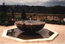 Foto vom plätschernden Brunnen im Schlossgarten in Eichstätt