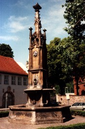 Foto vom Brunnen auf dem Herrmannsplatz in Erfurt