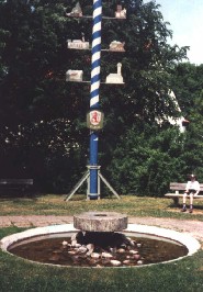 Foto vom plätschernden Dorfbrunnen in Erpfting