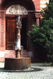 Foto vom Brunnen vor der Stadtpfarrkirche St. Jakob in Friedberg