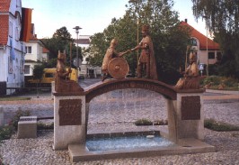 Foto vom plätschernden Friedensbrunnen in Illertissen