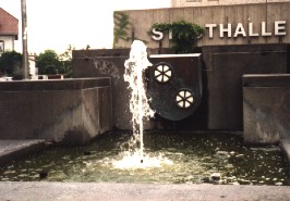 Foto vom plätschernden Brunnen vor der Stadthalle in Fritzlar