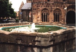 Foto vom plätschernden Dombrunnen in Fritzlar