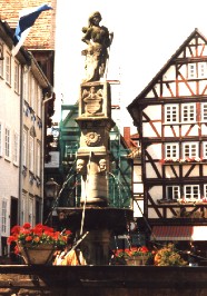 Foto vom plätschernden Rolandbrunnen in Fritzlar