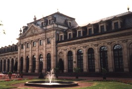Foto vom plätschernden Brunnen vor der Orangerie im Schlossgarten des Stadtschlosses