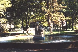 Foto vom plätschernden Brunnen im Nogentpark in Gersthofen