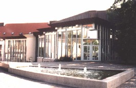 Foto vom plätschernden Brunnen hinter der Stadthalle in Gersthofen