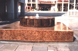 Foto vom Brunnen vor der Stadthalle in Gersthofen