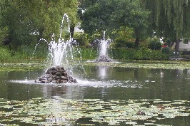 Foto der plätschernden Springbrunnen im Weiher in Illertissen