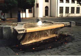 Foto vom plätschernden Brunnen vor der Franziskanerbasilika