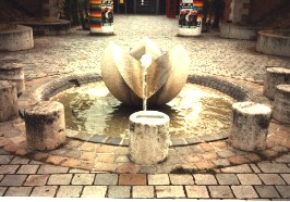 Foto vom plätschernden Zitronenbrunnen in Ingolstadt