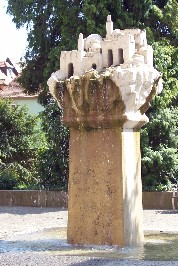 Foto vom plätschernden Jerusalembrunnen in Kitzingen