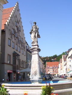 Foto vom Brunnen vor der Dreifaltigkeitskirche in Kaufbeuren