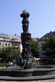 Foto vom plätschernden Görresbrunnen in Koblenz