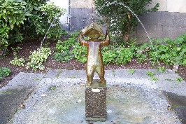Foto vom plätschernden Brunnen vor der Christuskirche in Koblenz