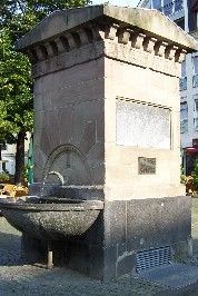 Foto vom plätschernden Clemens-Wenzislaus-Brunnen in Koblenz