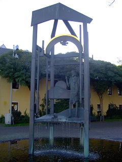 Foto vom plätschernden Brunnen vor St. Johannes