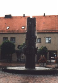 Foto vom plätschernden Brunnen vor St. Ulrich