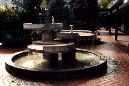 Foto vom plätschernden Brunnen im Brunnenzentrum in Königsbrunn