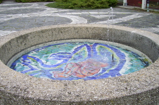 Foto vom Brunnen vor der Versöhnungskirche in Lagerlechfeld