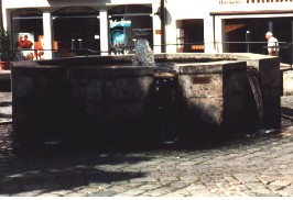 Foto vom plätschernden Brunnen vor Mariä Himmelfahrt