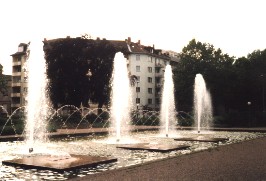 Foto vom plätschernden Hans-Klenk-Brunnen in Mainz