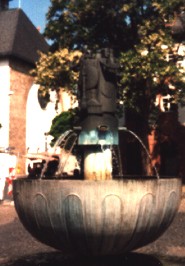 Foto vom plätschernden Brunnen auf dem Leichhof in Mainz